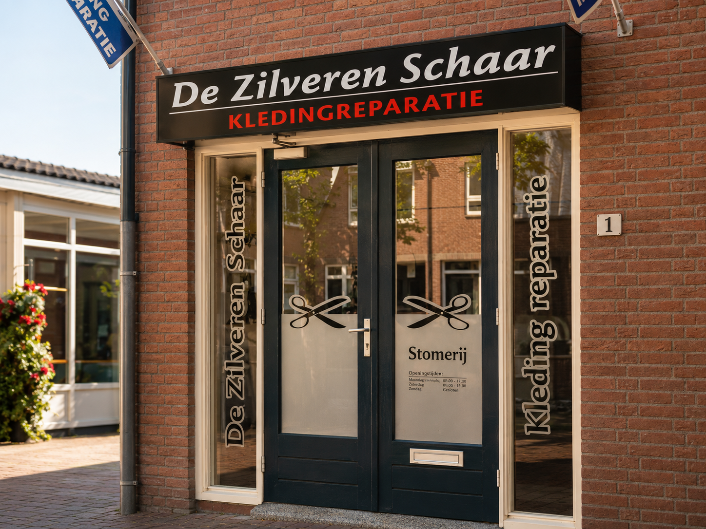 Close-up van de gevel van De Zilveren Schaar, kledingatelier in Zoetermeer